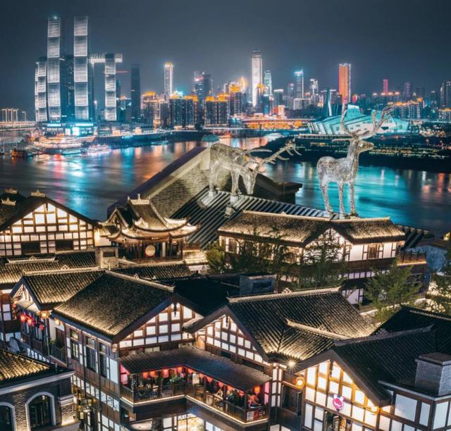 重庆向来以"城市夜景"闻名全国,而长嘉汇弹子石老街两江汇观景台则是
