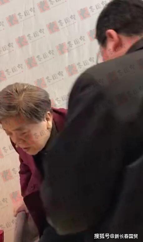 赵忠祥最后一次录节目后台照，面色憔悴状态差