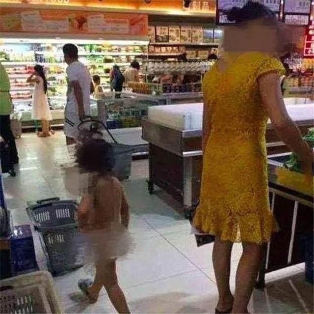  4岁女儿“一丝不挂”逛超市，妈妈却不管不顾，性别教育可不嫌早