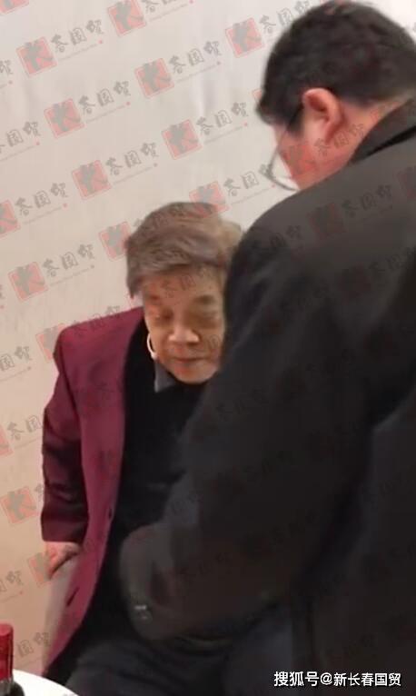 赵忠祥最后一次录节目后台照，面色憔悴状态差