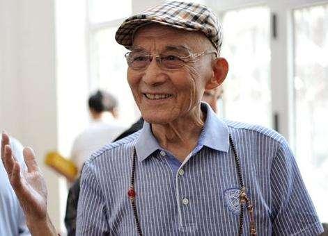 86岁游本昌近照,早年出家,后还俗娶妻,老婆去世晚年再