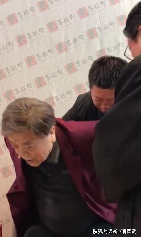 赵忠祥最后一次录节目后台照，面色憔悴状态差