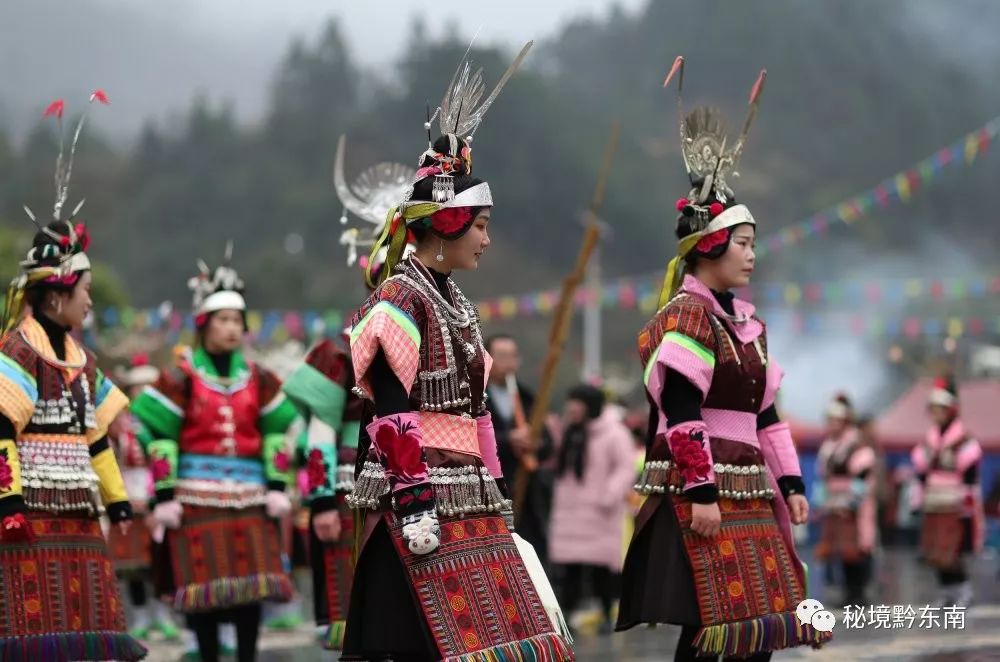 2020年1月14日,在贵州省丹寨县兴仁镇翻仰村,盛装打扮的苗族女孩子在