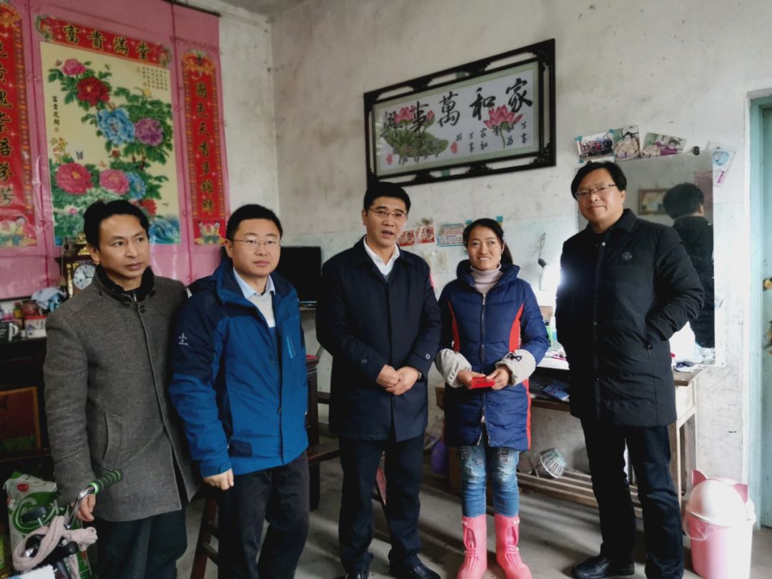 【寒冬送温暖】 县领导吕军,王国育一行在清华镇开展节前走访慰问活动