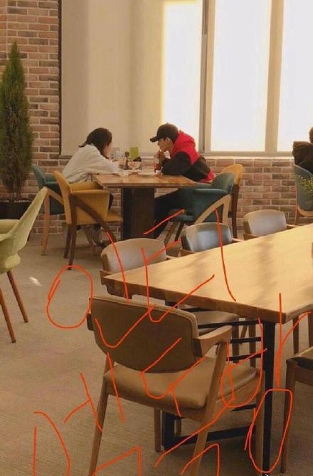 金钟大与女友约会照曝光 支持还是退团粉丝态度不一【组图】