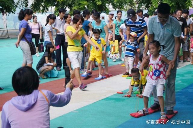 [你找借口不参加幼儿园的亲子活动，孩子却默默承受来自父母的伤害] 幼儿园亲子活动有