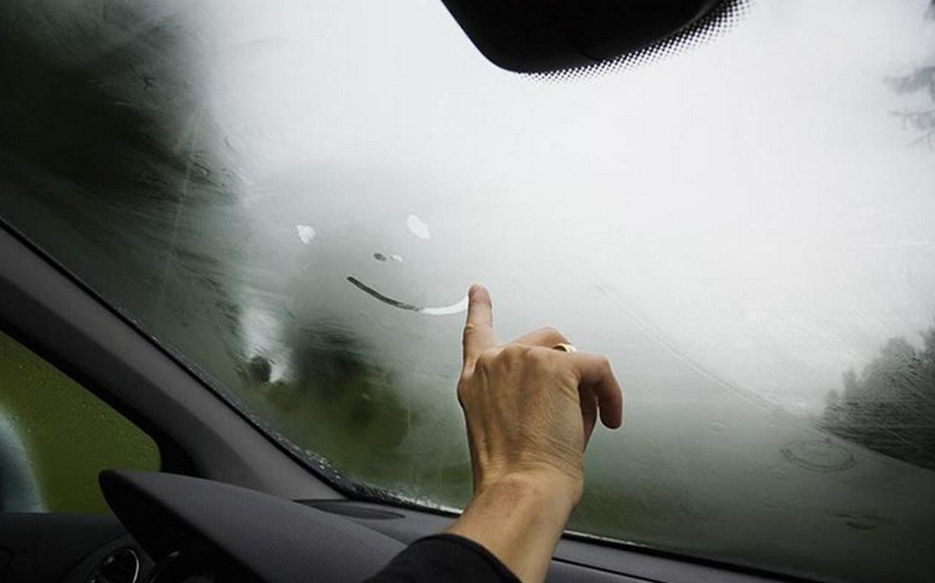 室内外温差不一致,导致汽车前挡风玻璃起雾!车友们注意了.
