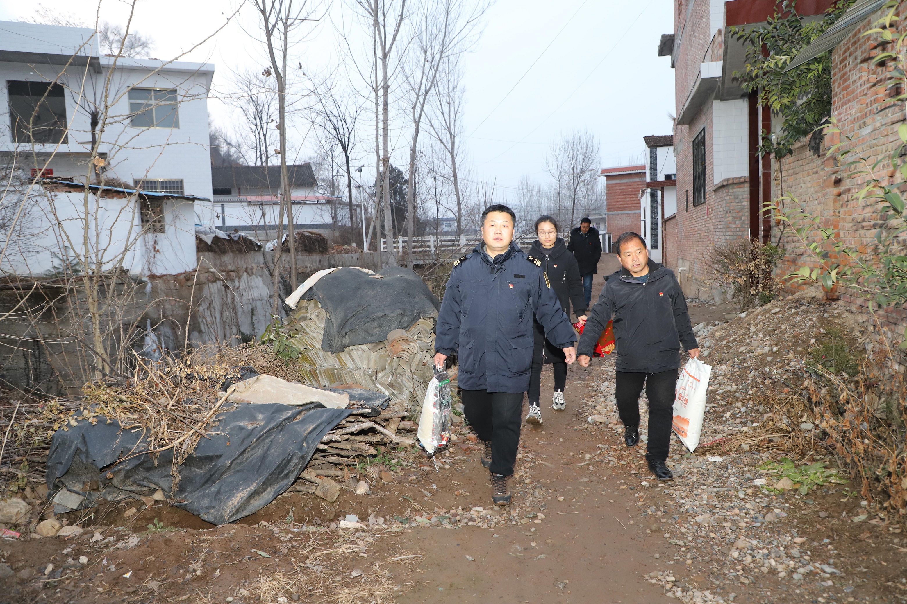 新春走基层海关总署派驻卢氏县吴家沟村第一书记王晓骞的一天