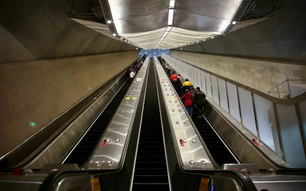 埋深最大的高铁地下车站电梯提升高度42米位于延庆八达岭长城景区内的