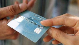 [将信用卡刷爆了有什么影响？提额的方式很多不建议刷爆信用卡！] 