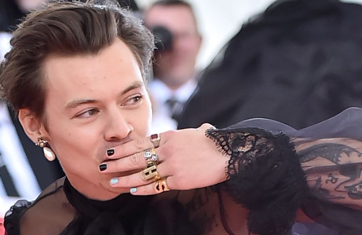 harry styles,周震南……引领的男士美甲风,确定过年不想试试?