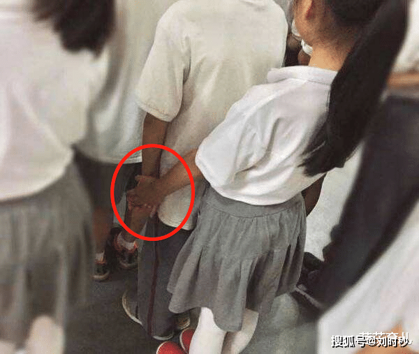 原创小学生申请和心仪女孩做同桌，看到“申请书”后，老师无力反驳