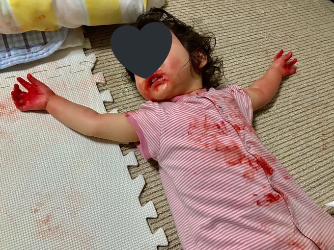 妈妈回家后，发现自家娃浑身是“血”瘫倒在地，一看口红瞬间崩溃|