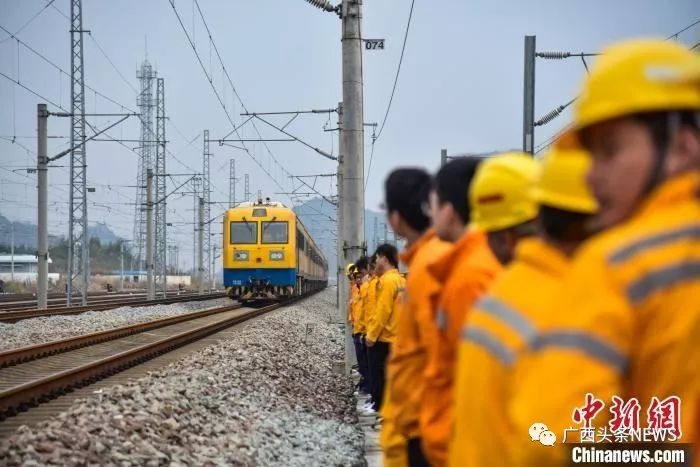东兰县长建议,加快推进桂林至百色高速铁路前期工作,恢复红水河通航