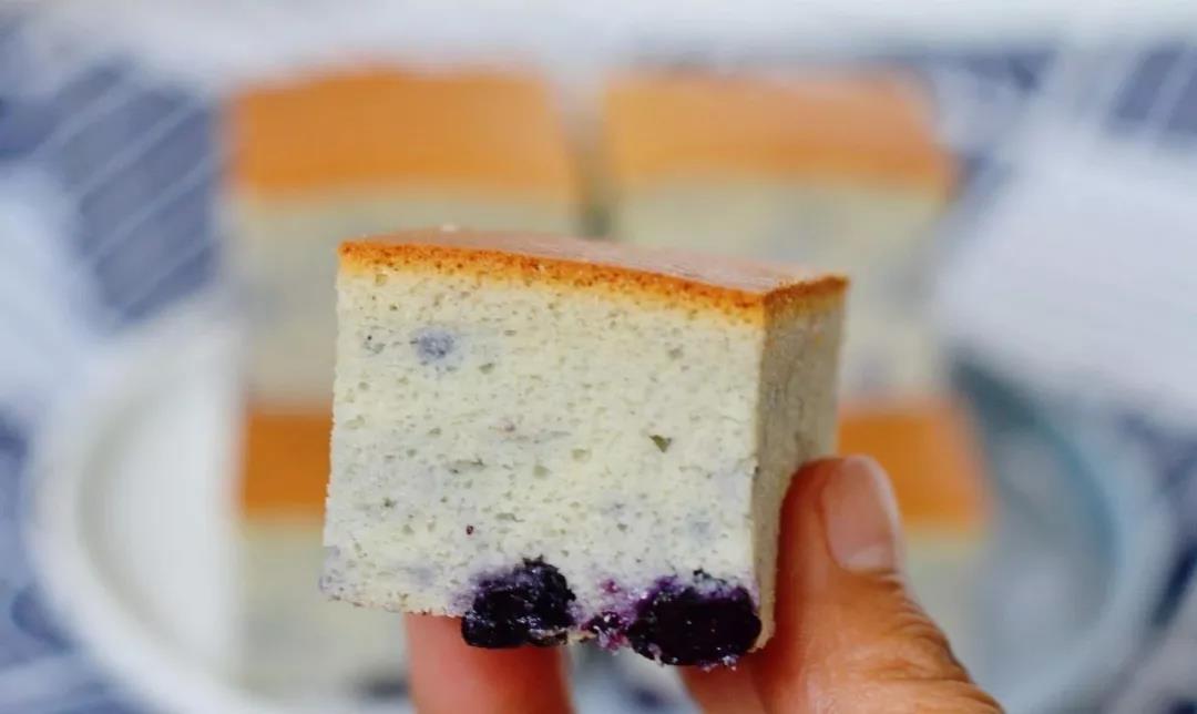 【自制蓝莓酱酸奶蛋糕，口感绵软细腻，好吃到飞起】 