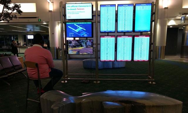 美国男子用机场屏幕玩《Apex英雄》被警告后还想打完一局