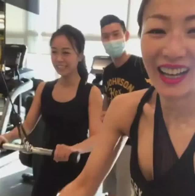 48岁郑秀文晒腹肌照超酷,透露练的过程很辛苦,不建议跟风练