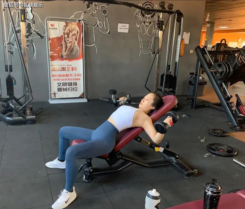健身的女生在人群中样子 45067c998a404f8fb961f35adccd32df.jpeg