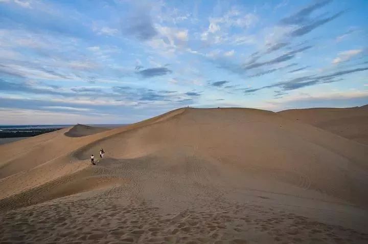 蓝天白云,古道黄沙,茫茫大漠,绵绵沙丘,如此壮观的美景,真像是大自然
