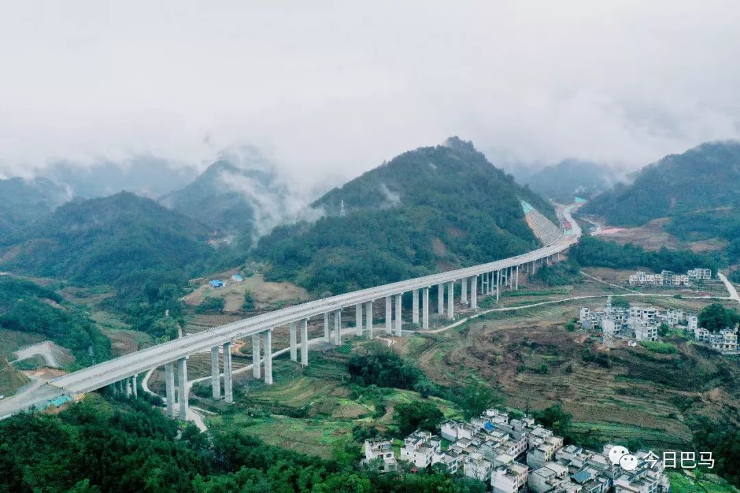 杨念松/摄 归来吧,归来呦 浪迹天涯的游子 巴马 第一条高速公路 河百