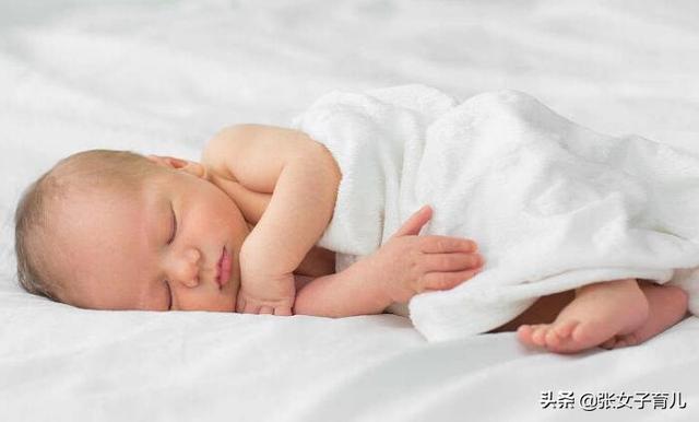 【想要宝宝颜值高，避免宝宝睡觉出现这3个问题，宝妈别不在意】