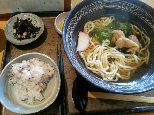 为什么日本人吃拉面时，喜欢配一碗白米饭？看完长见识了_