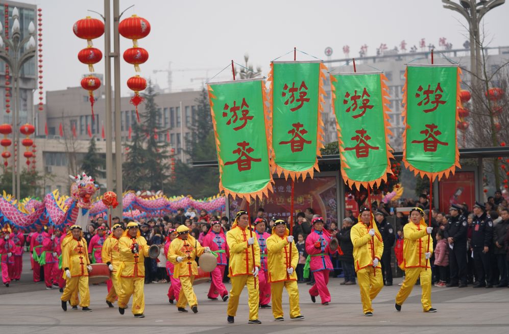 成为绵竹独特文化的象征 今年的巡游表演再次将 绵竹年画《迎春图》中