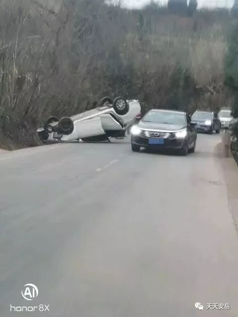 安岳发生一起车祸,白色轿车"四脚朝天"!