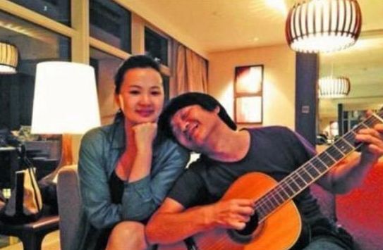她宣布未婚生子！两次离婚、爱过AV男星，资产上亿、双耳失聪的一代天王歌姬啊