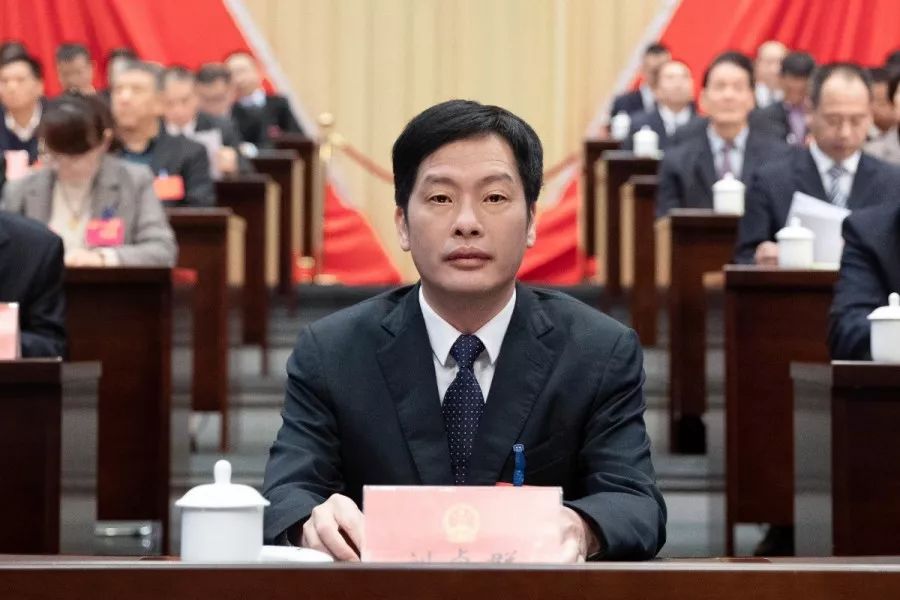 大会主席团常务主席,中共福州市委常委,福清市委书记刘卓群在主席台