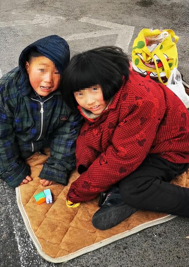 _郑州街头的乞讨儿童，是无奈，还是贪婪