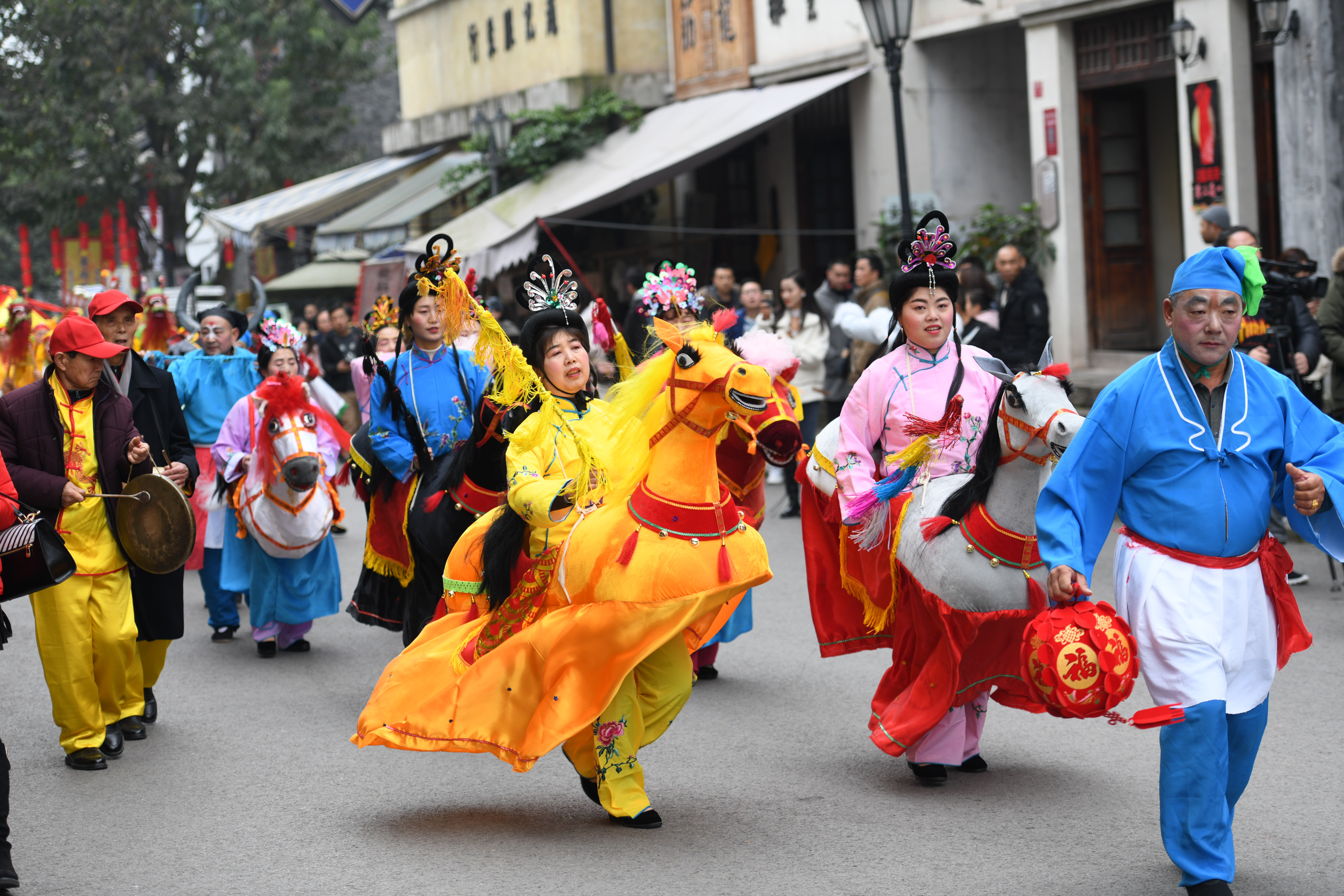 玩民俗看热闹逛街市两江影视城新春民俗文化旅游季正式开启