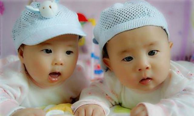 妻子同时生俩娃，老公还没开心多久，却被医生告知：这不是双胞胎: