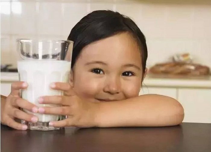 两个孩子，一个讨厌喝牛奶，一个天天喝牛奶，1年后差距太明显|