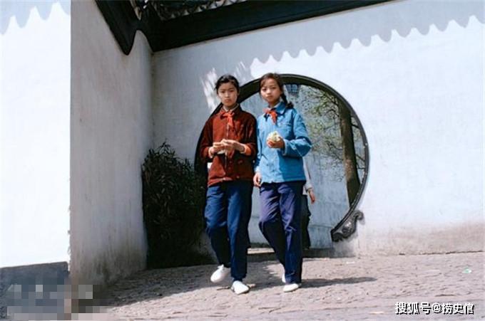  八十年代江浙人的生活，摩托车是孩子们稀罕物，外国人被众人围观