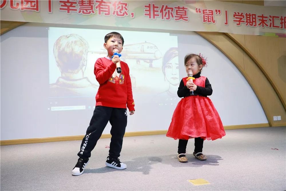 勇敢的站在台上,放声歌唱  《运动小健将》 他们是运动达人,小小的