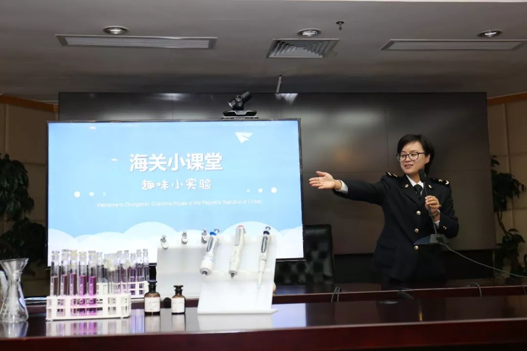 50名萌娃假期进海关 化身国门安全小卫士