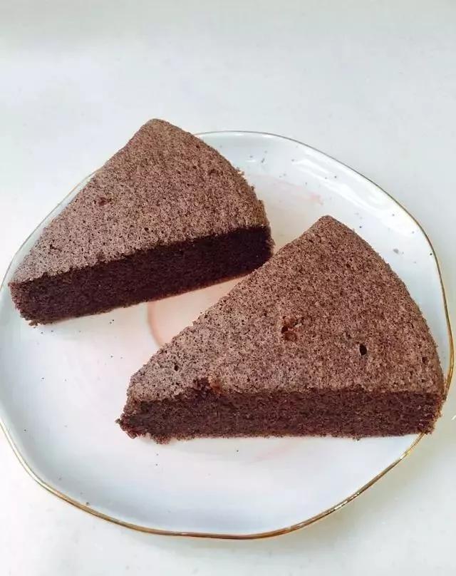 「御膳康杂粮小伙」1分钟教你自制黑麦糕，不揉面不发面，香甜松软，比蛋糕 