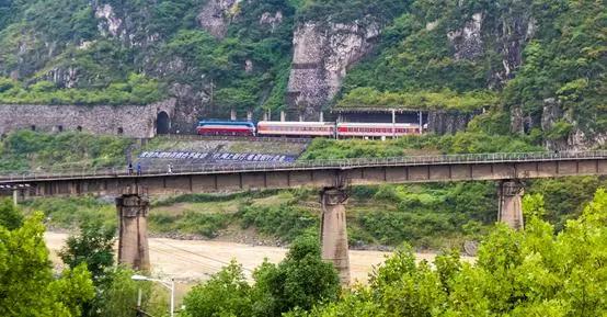 故事传记|中国唯一仍在使用的清朝铁轨，每一根都是二级文物，至今没有铁锈