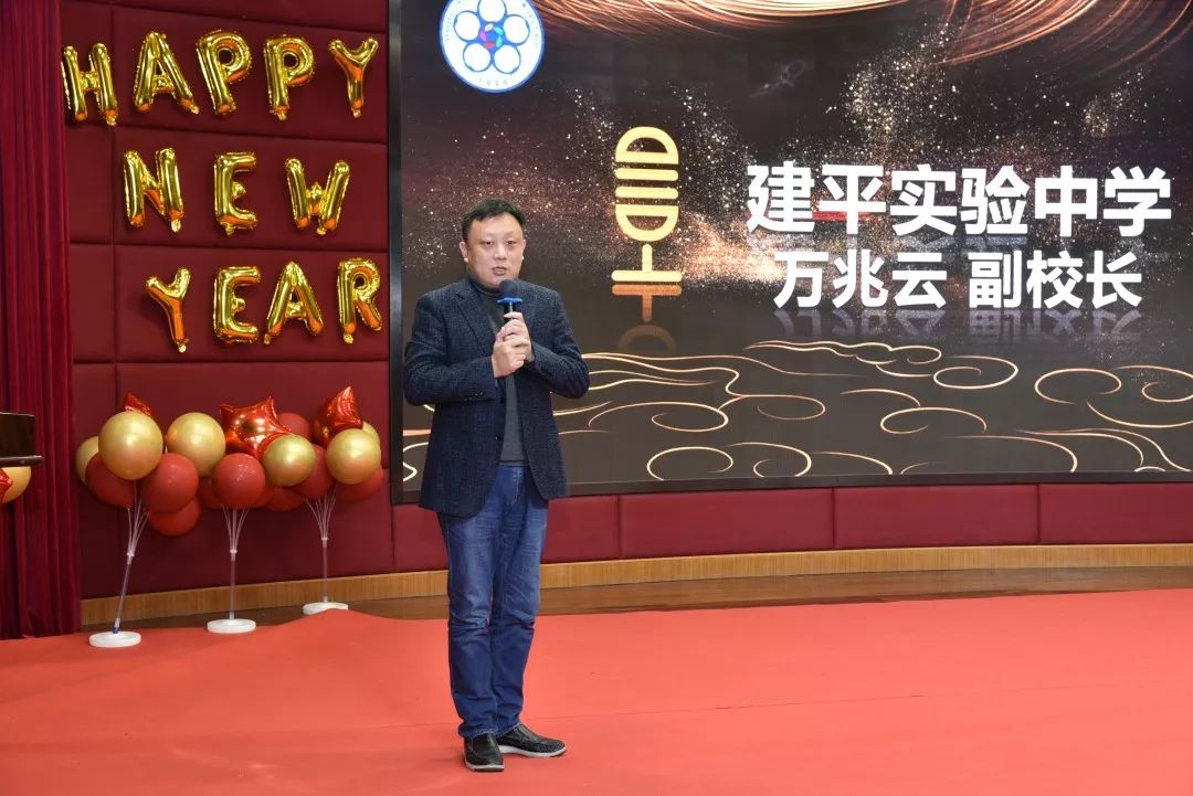 万兆云副校长为了使同学们懂得如何过好寒假生活,在学习方面提出了在