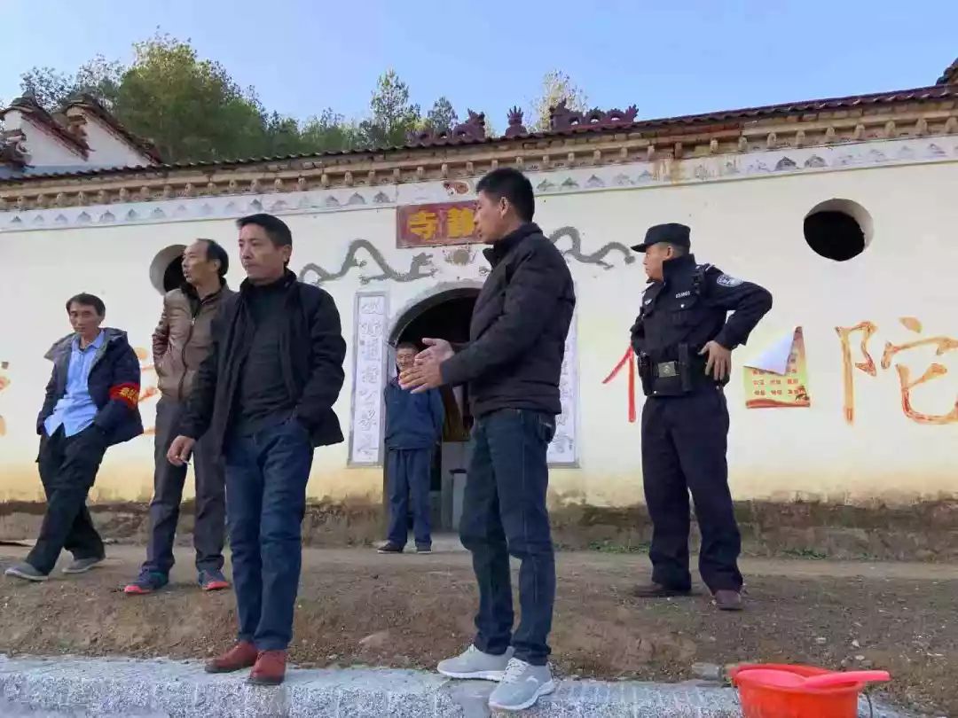 面巡逻防控切实提高见警车,见警灯,见警察"三见率"以实际行动向人民