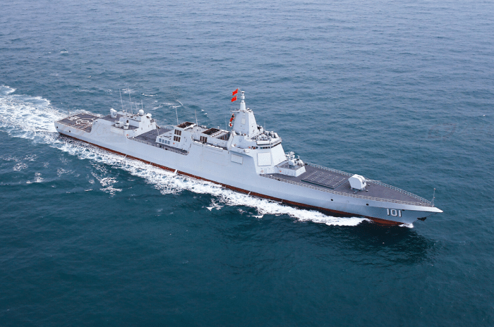 中国海军高光时刻:055万吨大驱正式服役,引领世界舰艇技术潮流