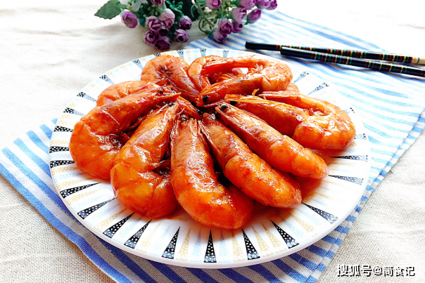年夜饭，大虾别再煮着吃了！试试这种简单做法，味道鲜美，颜值高 