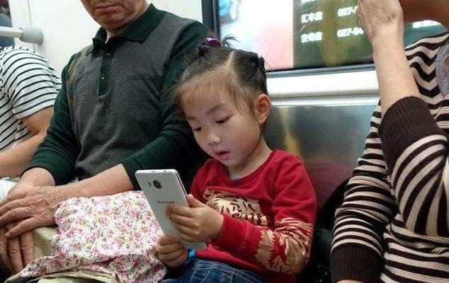 当代中国父母还在纵容孩子玩手机时，国外却公布了这么一条消息