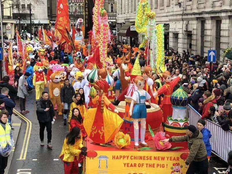 上原来印度是哭出来的新年意大利的新年全靠摔盘子和跳河