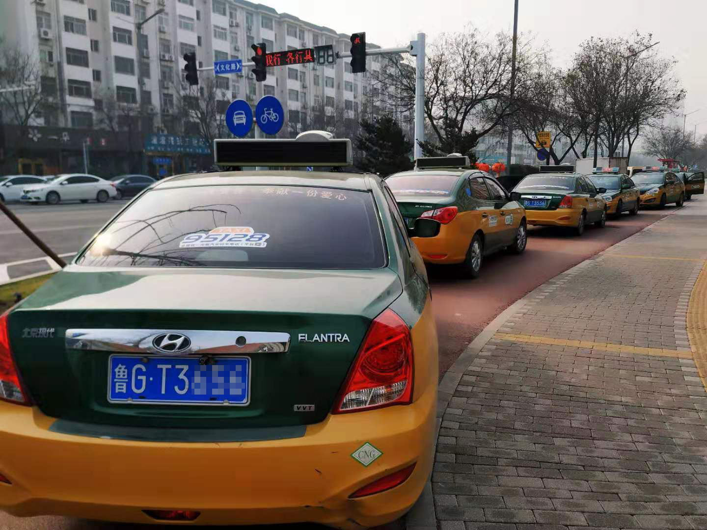 是什么原因让潍坊上百辆出租车共同赶往艾玛妇产?