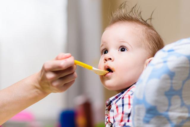 孩子在家挑食，到幼儿园吃两碗，老师给出建议：让孩子吃饭有办法_