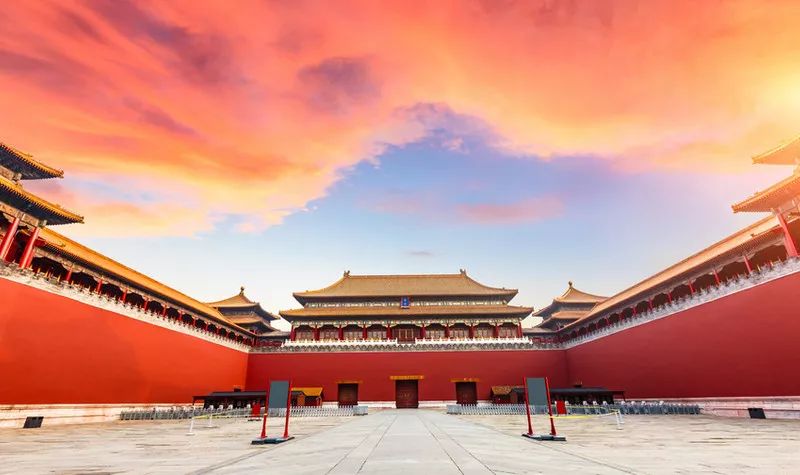 女子开大奔故宫撒欢 仅道歉还不够