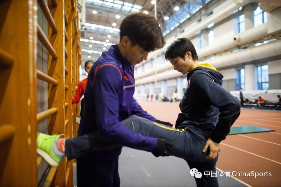 训练后,队友洪鑫鑫为吴静钰按摩肌肉.