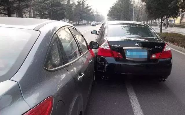 连续变道正常后车追尾 34d9156ccc2f4fe7b78c1b529bc30063.jpeg